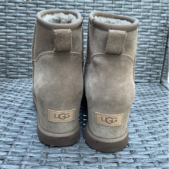 UGG Women's Classic Femme Mini Wedge Booties Size 41/US 11 in Tan Suede - Picture 4 of 7